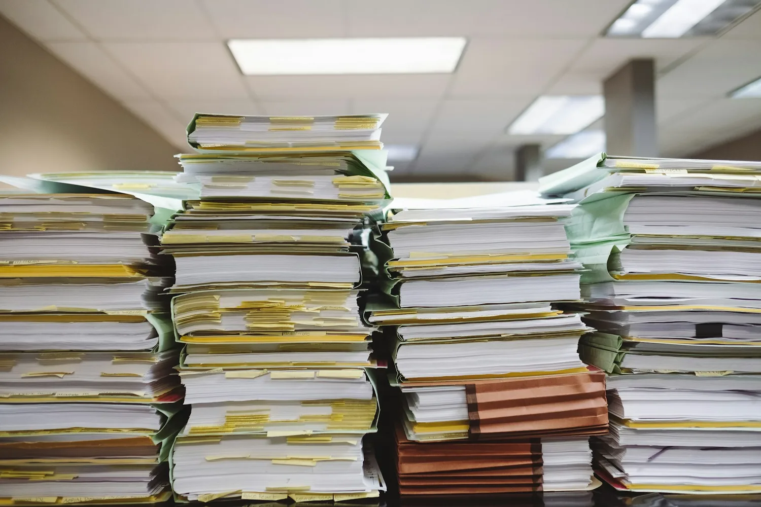 Piles de dossiers classés dans un bureau
