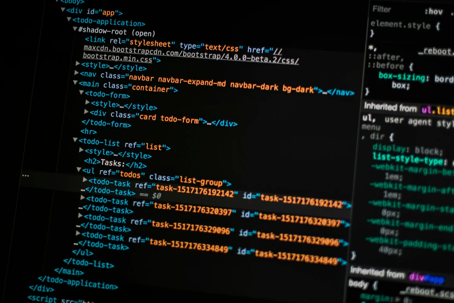Documentation technique affichée à l’écran, le balisage d’une page déroulé ligne à ligne