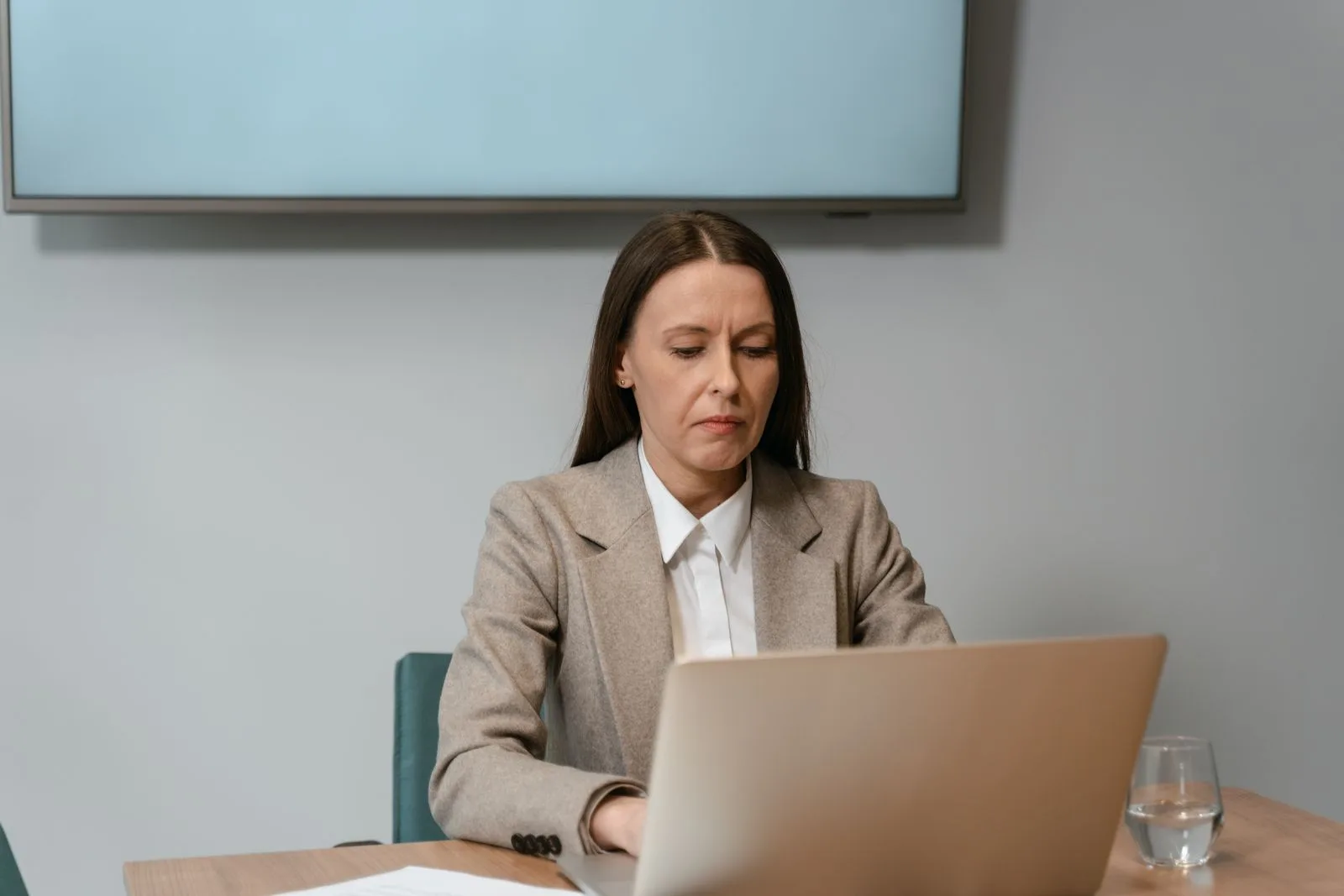 Professionnelle rédigeant un prompt sur son ordinateur
