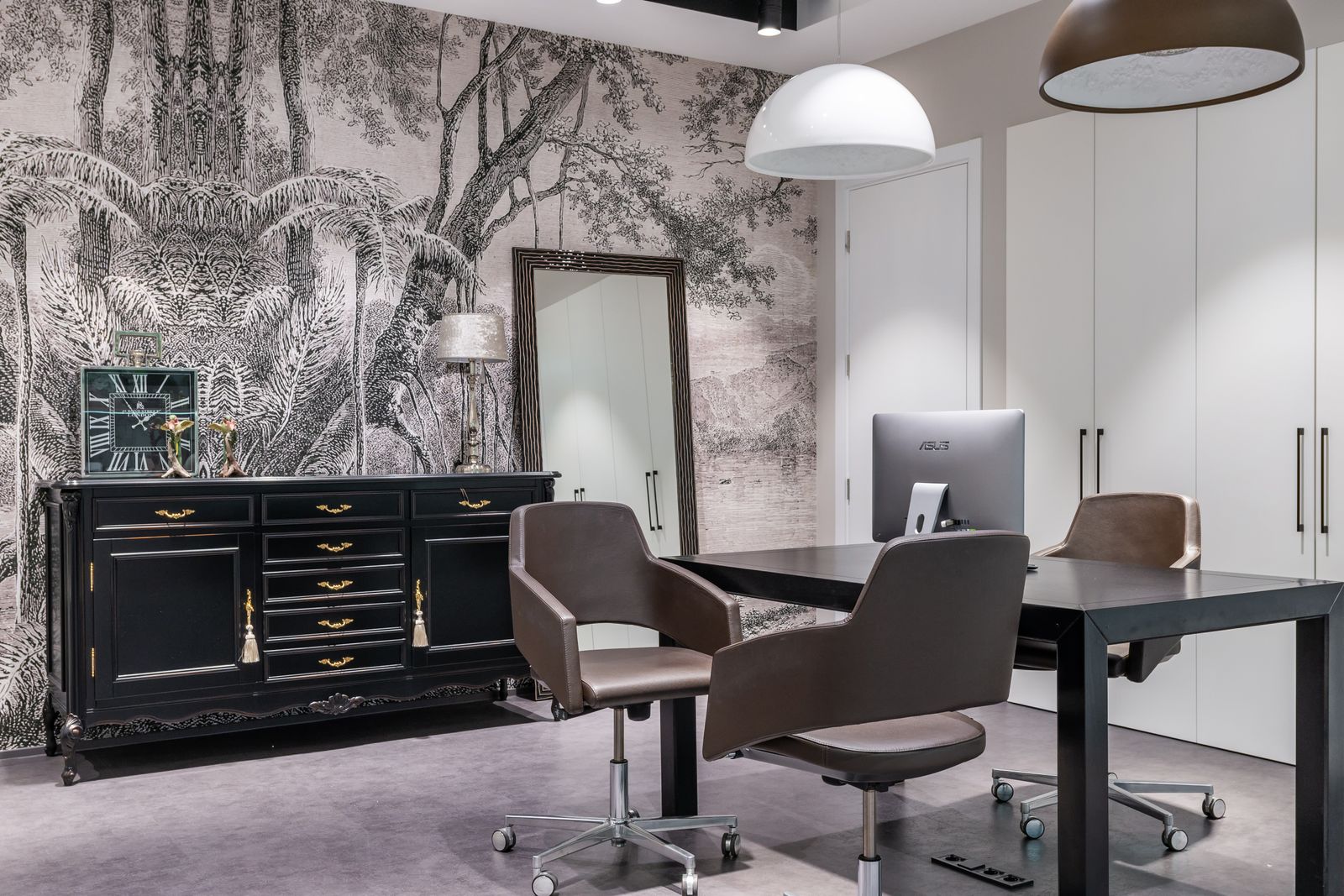 Bureau haut de gamme d'un agent immobilier, propice au travail avec l'IA
