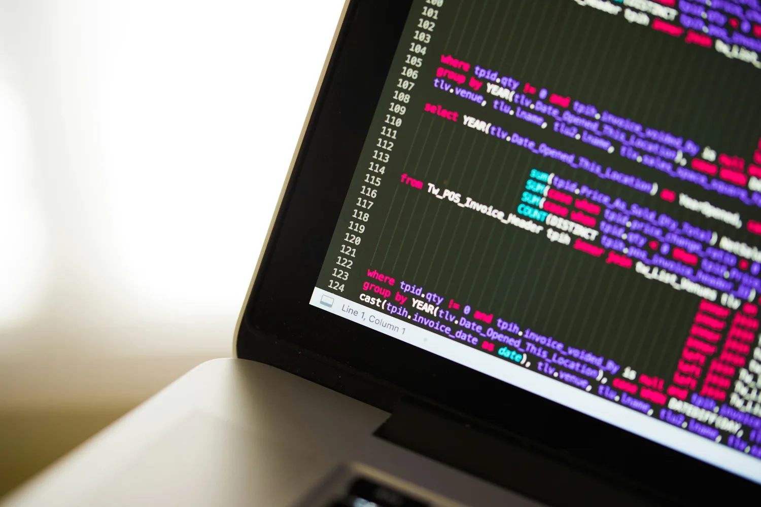 Écran affichant les lignes de code colorées d’une base de données