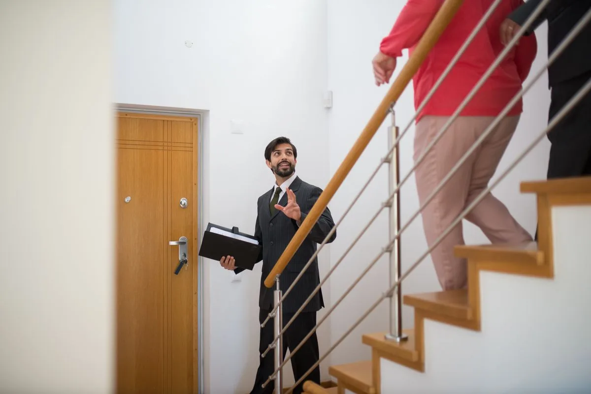 Agent immobilier présentant un bien