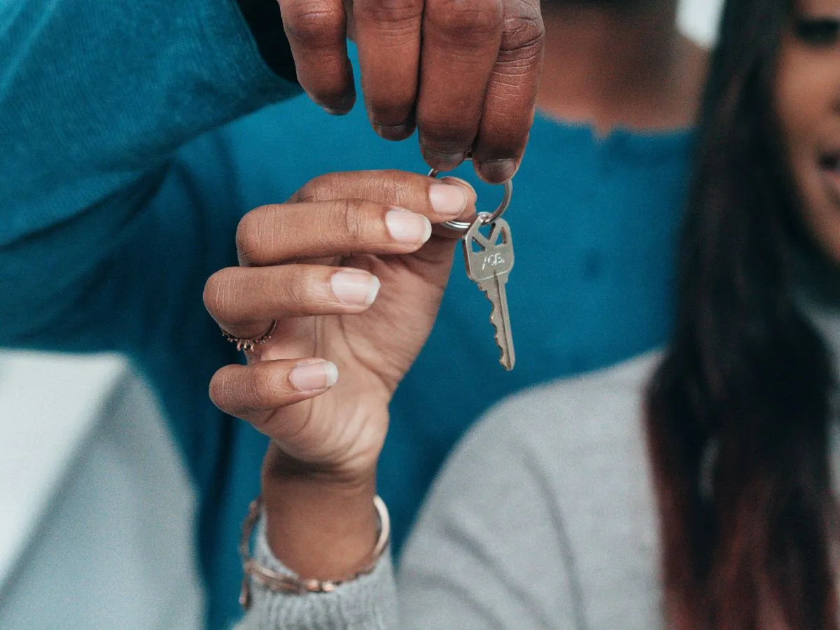 Remise de clés, mains tenant un trousseau