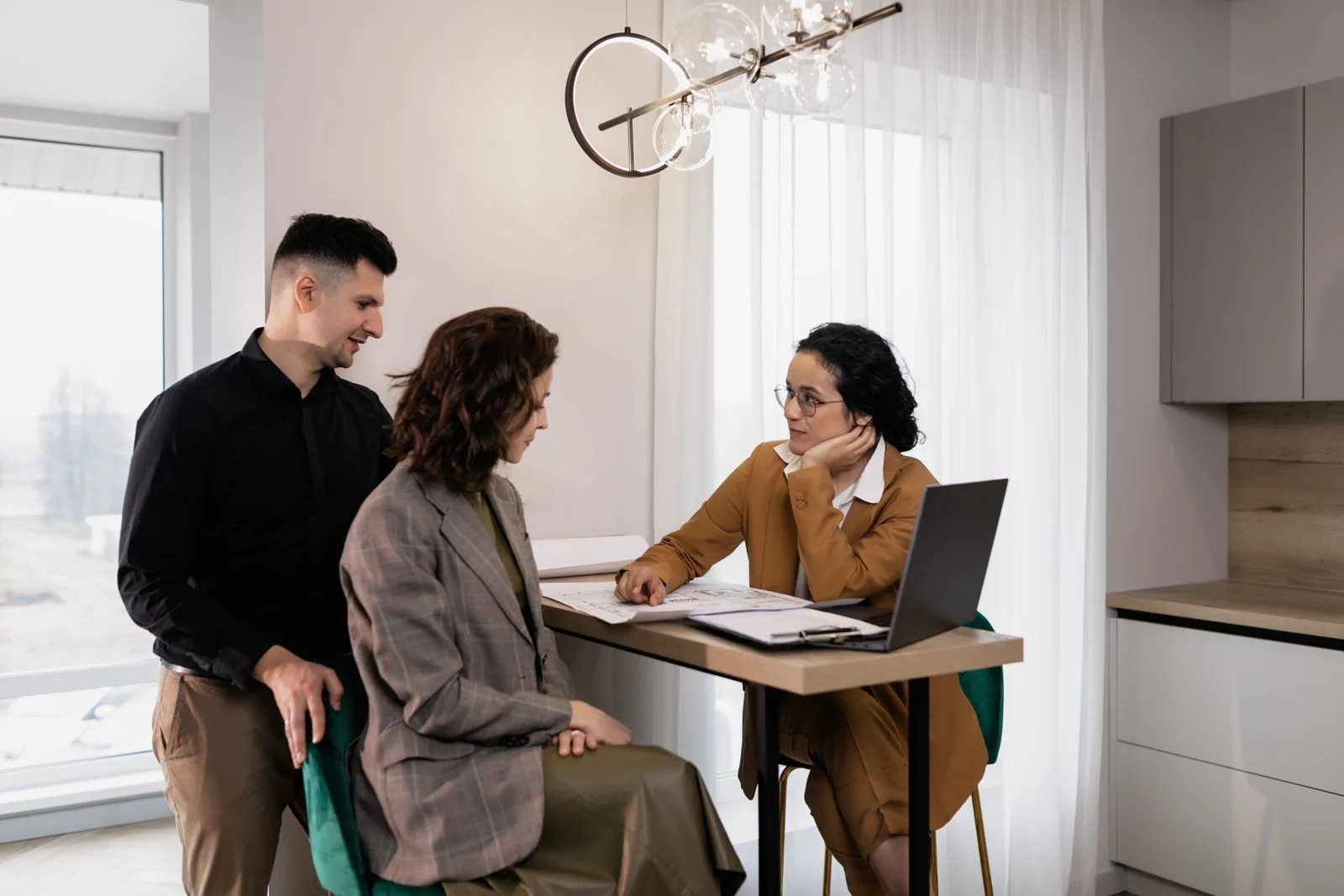 Agent immobilier et clients étudiant une estimation