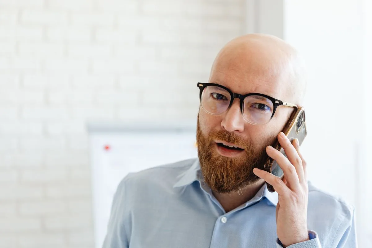 Agent immobilier au téléphone avec un client