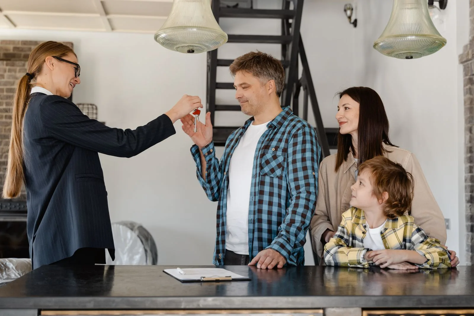Agent immobilier et clients concluant un rendez-vous