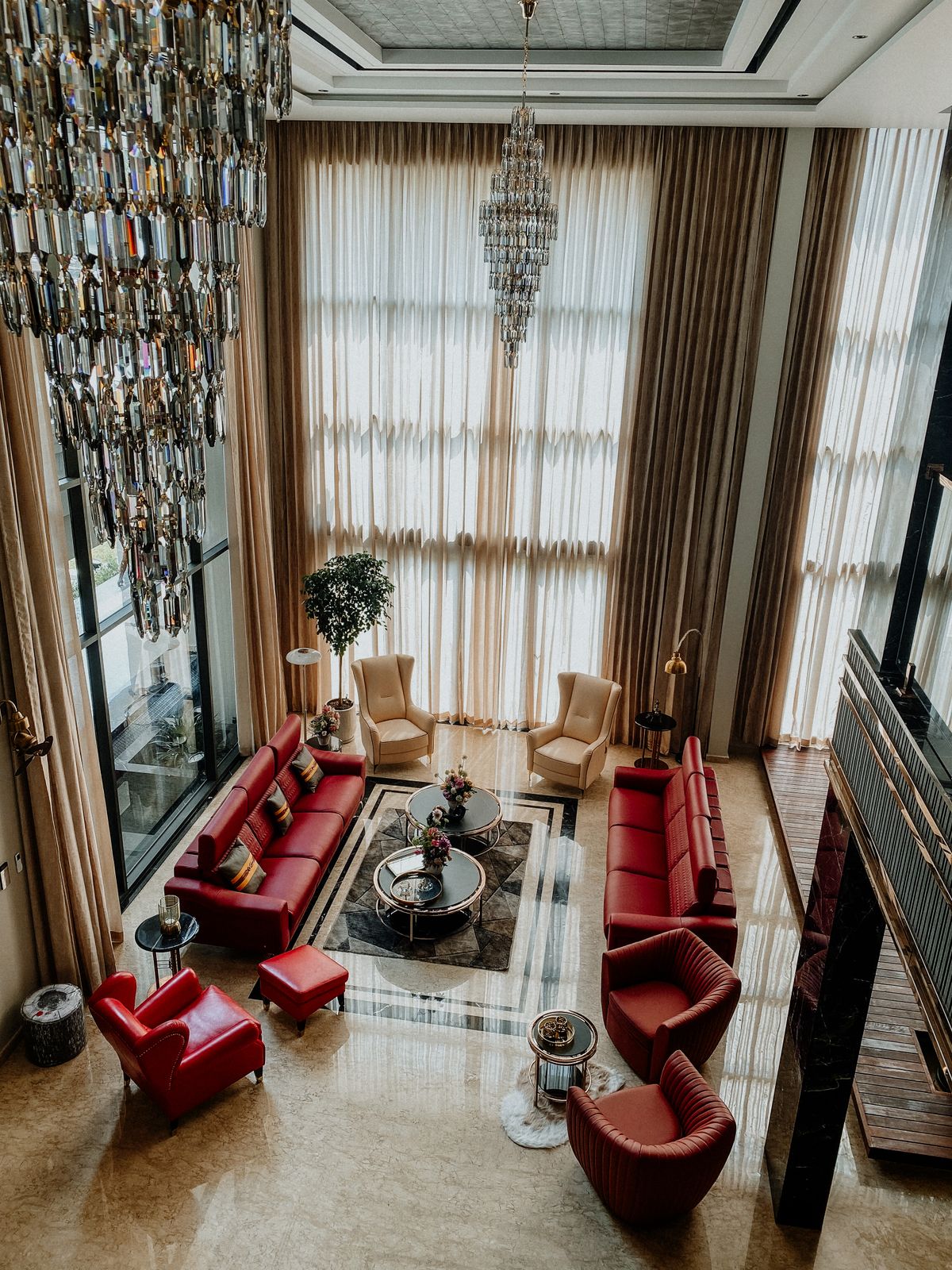 Salon élégant et chaleureux d'un bien haut de gamme
