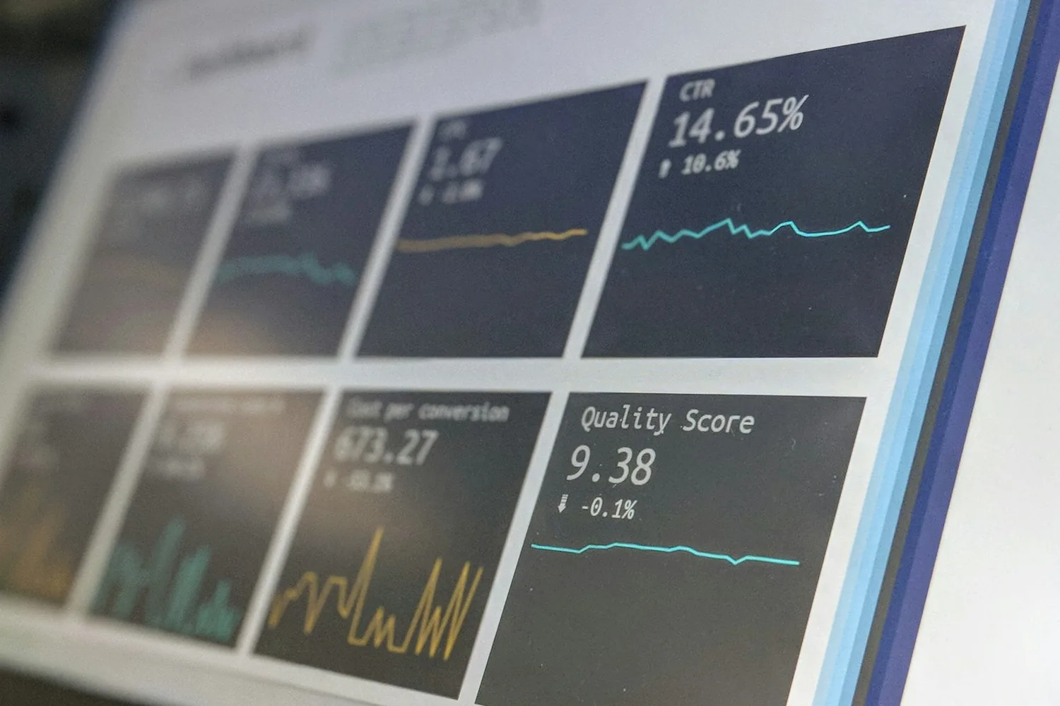 Écran affichant un tableau de bord de statistiques avec courbes et indicateurs
