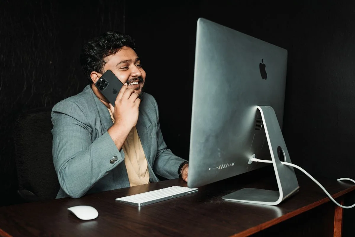 Professionnel au téléphone devant son ordinateur
