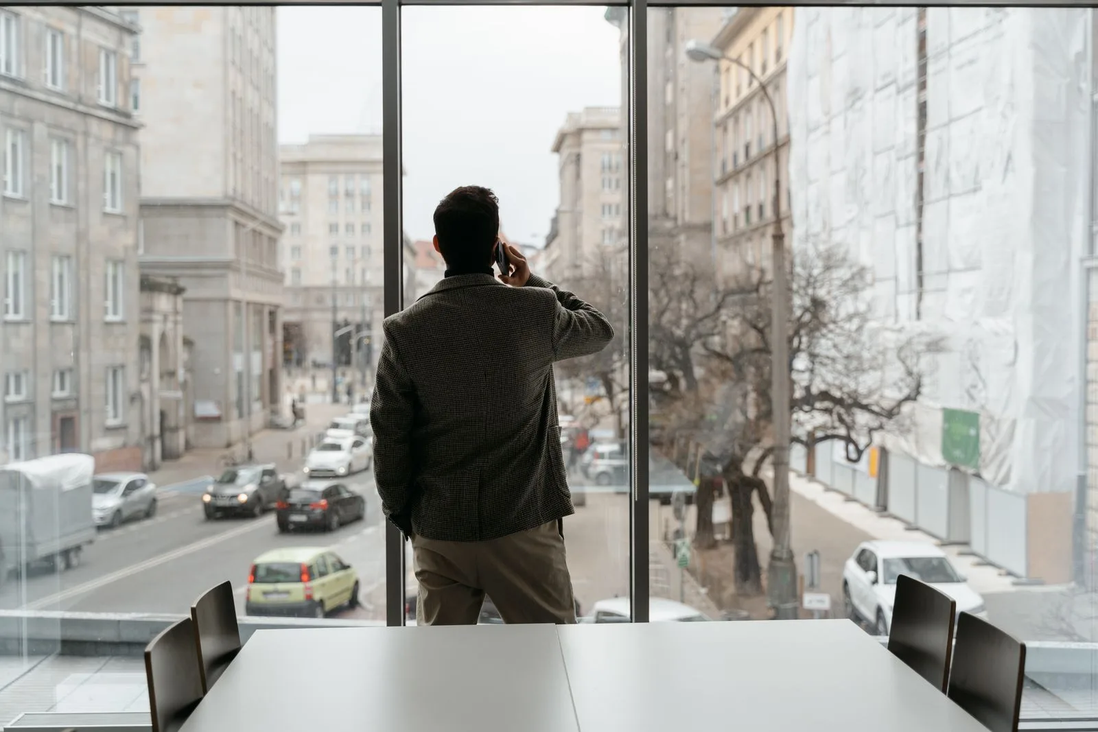 Professionnel de l’immobilier sur son smartphone en ville