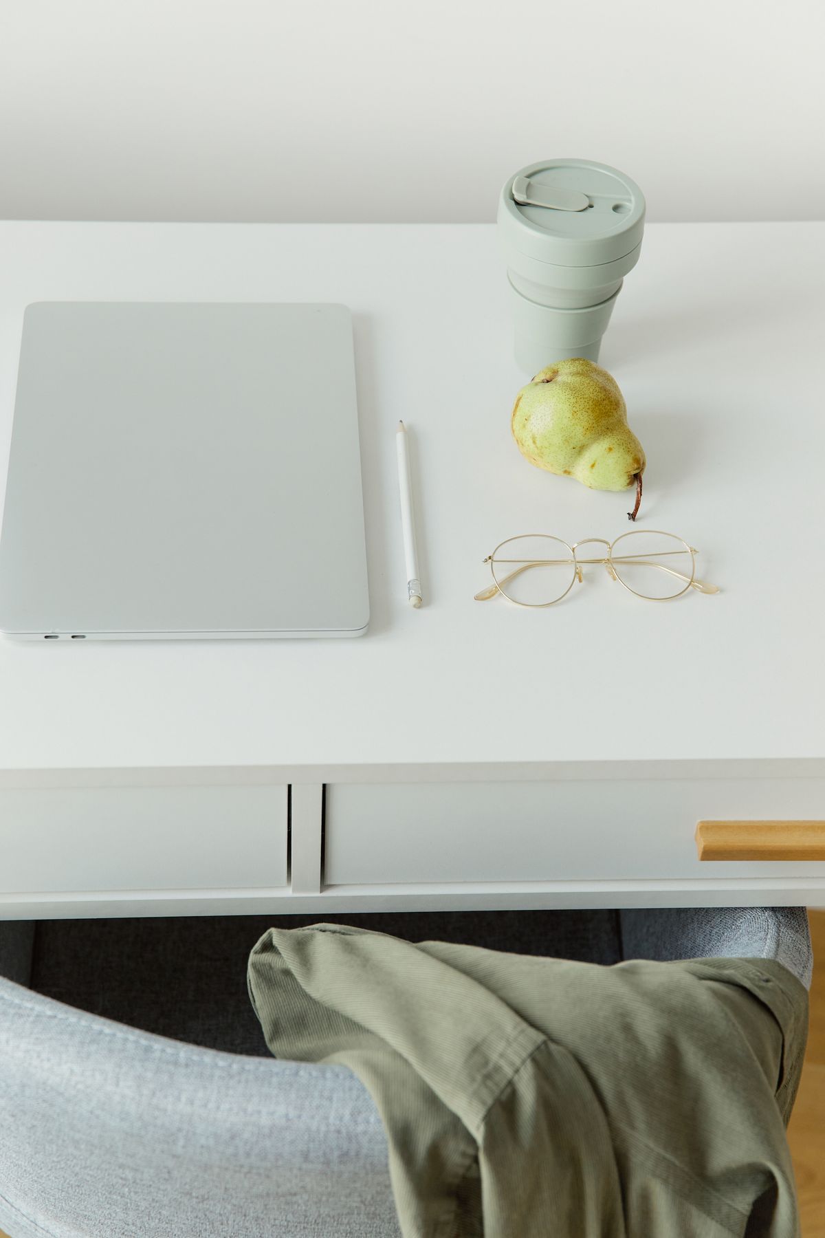 Bureau organisé pour rédiger des annonces