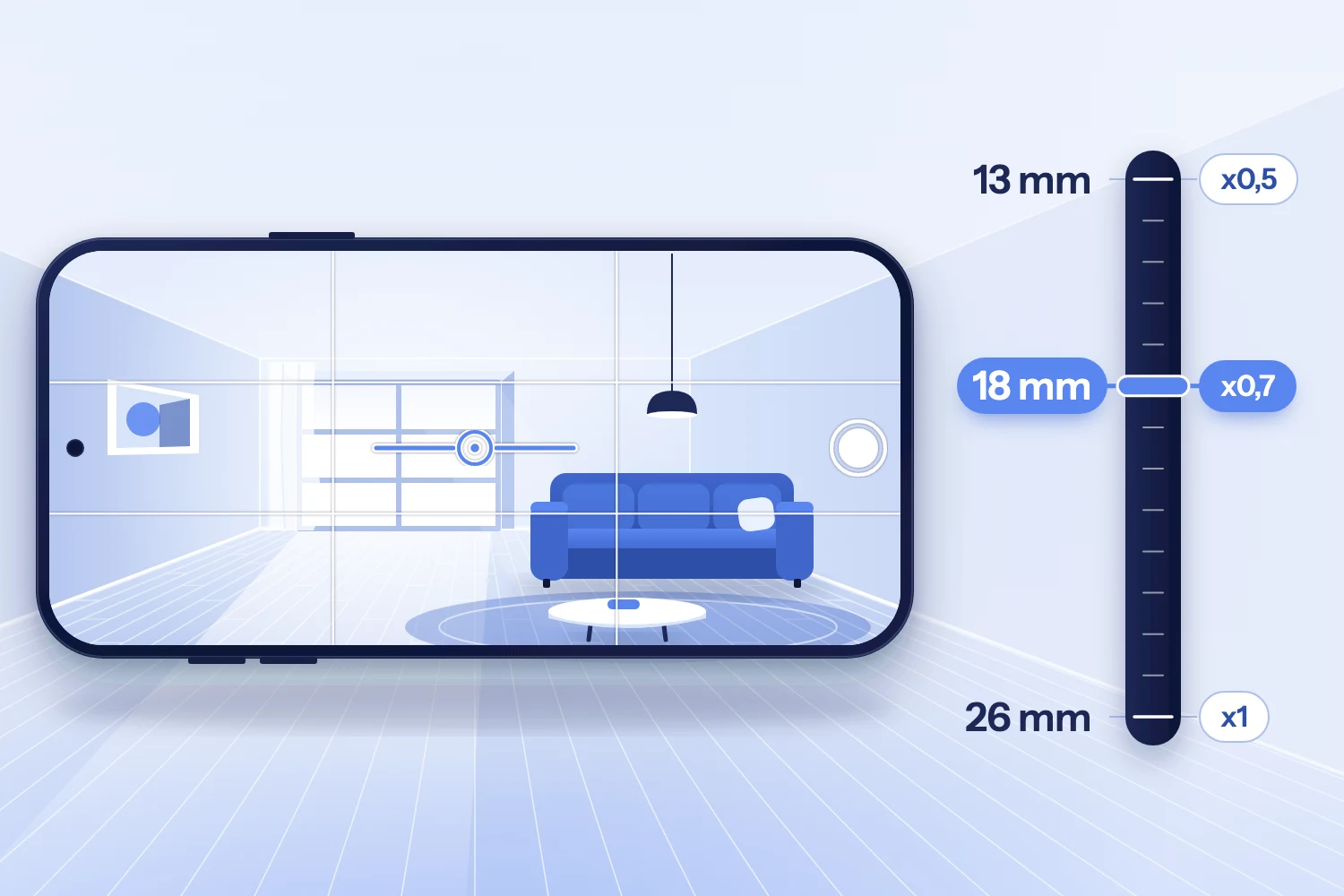 Smartphone tenu à l’horizontale cadrant un séjour clair, grille des tiers et niveau au centre de l’écran ; à droite, une réglette de focales 13, 18 et 26 mm, le repère 18 mm (x0,7) en bleu vif