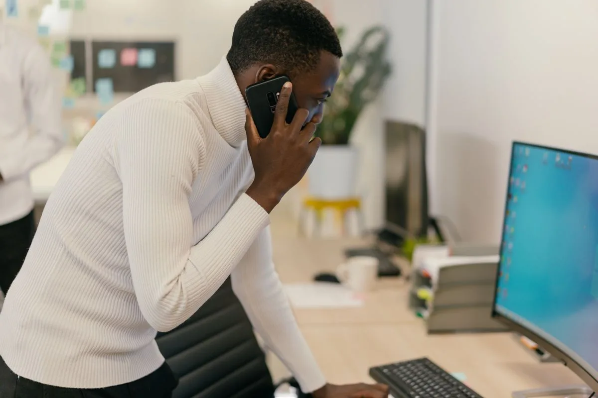 Agent immobilier au téléphone en extérieur
