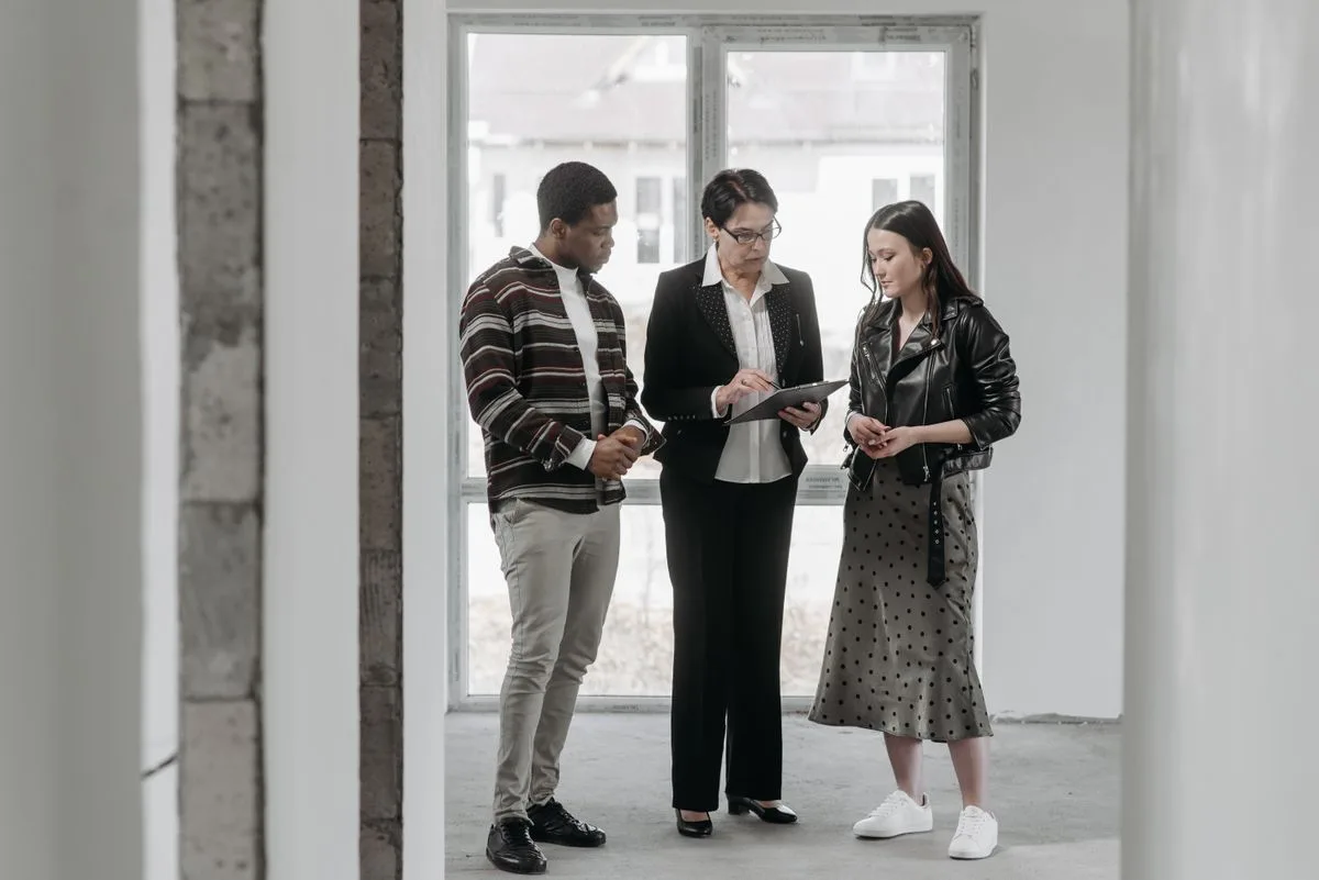 Clients visitant un appartement