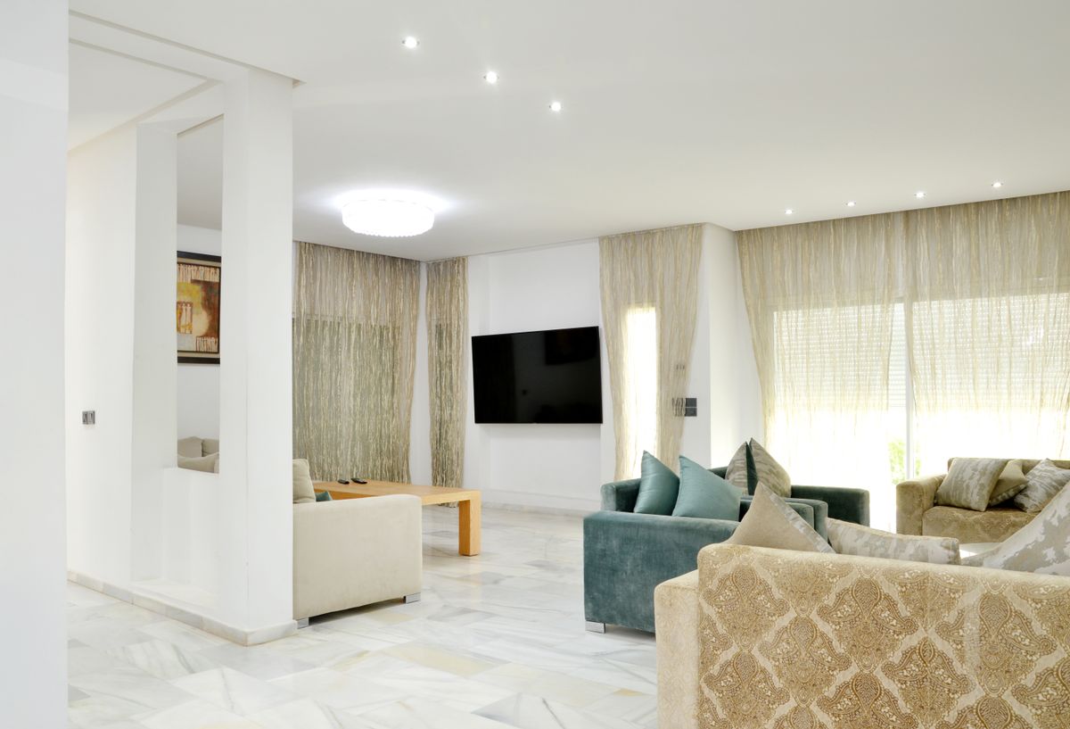 Séjour moderne et lumineux d'un bien immobilier à vendre