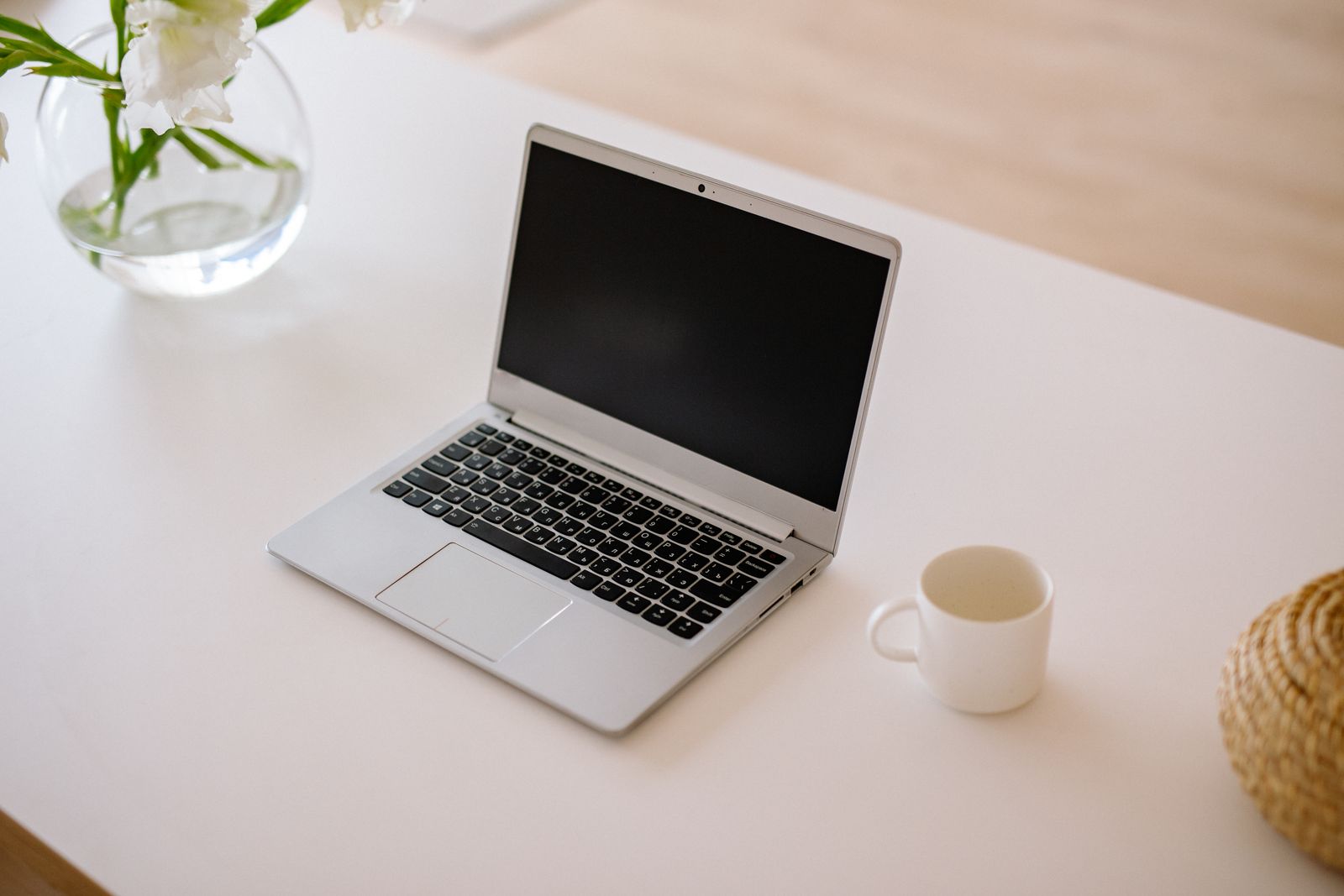Ordinateur portable sur un bureau épuré pour rédiger ses prompts IA immobilier