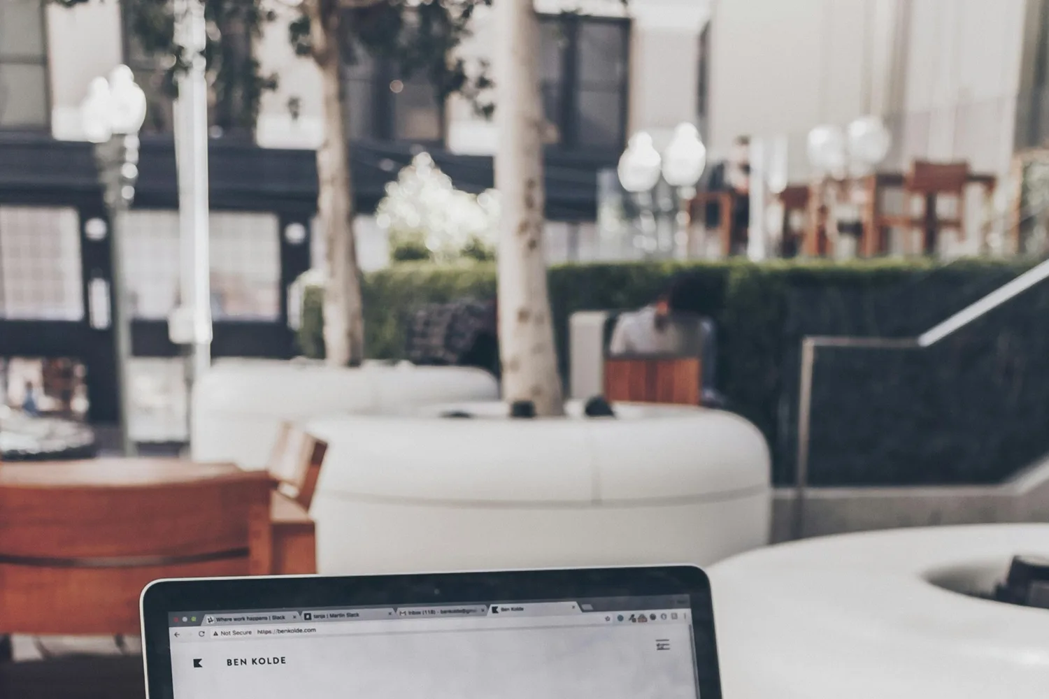 Ordinateur portable ouvert sur un site, posé en terrasse