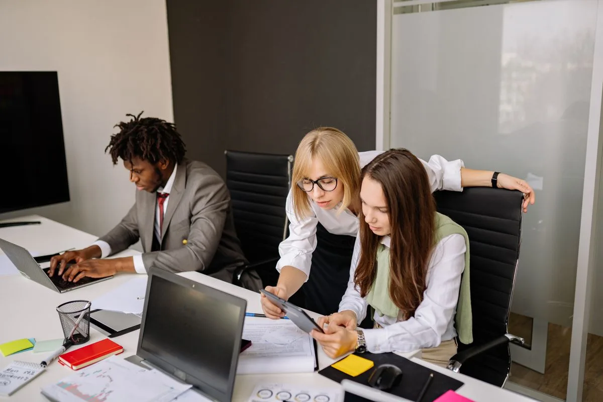 Professionnels travaillant sur des documents