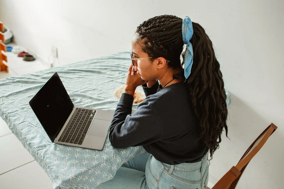 Professionnel concentré sur son ordinateur