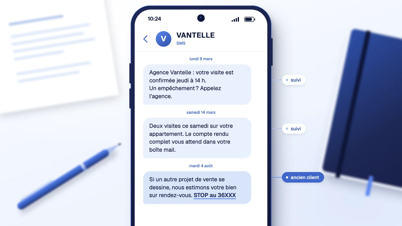 Smartphone posé sur un bureau clair affichant trois SMS d’une agence : deux messages de suivi et un SMS de prospection immobilière avec la mention STOP.