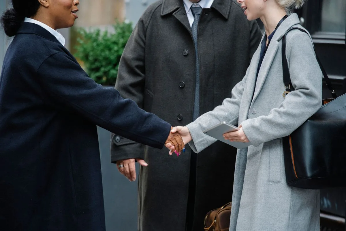 Poignée de main entre deux personnes en costume