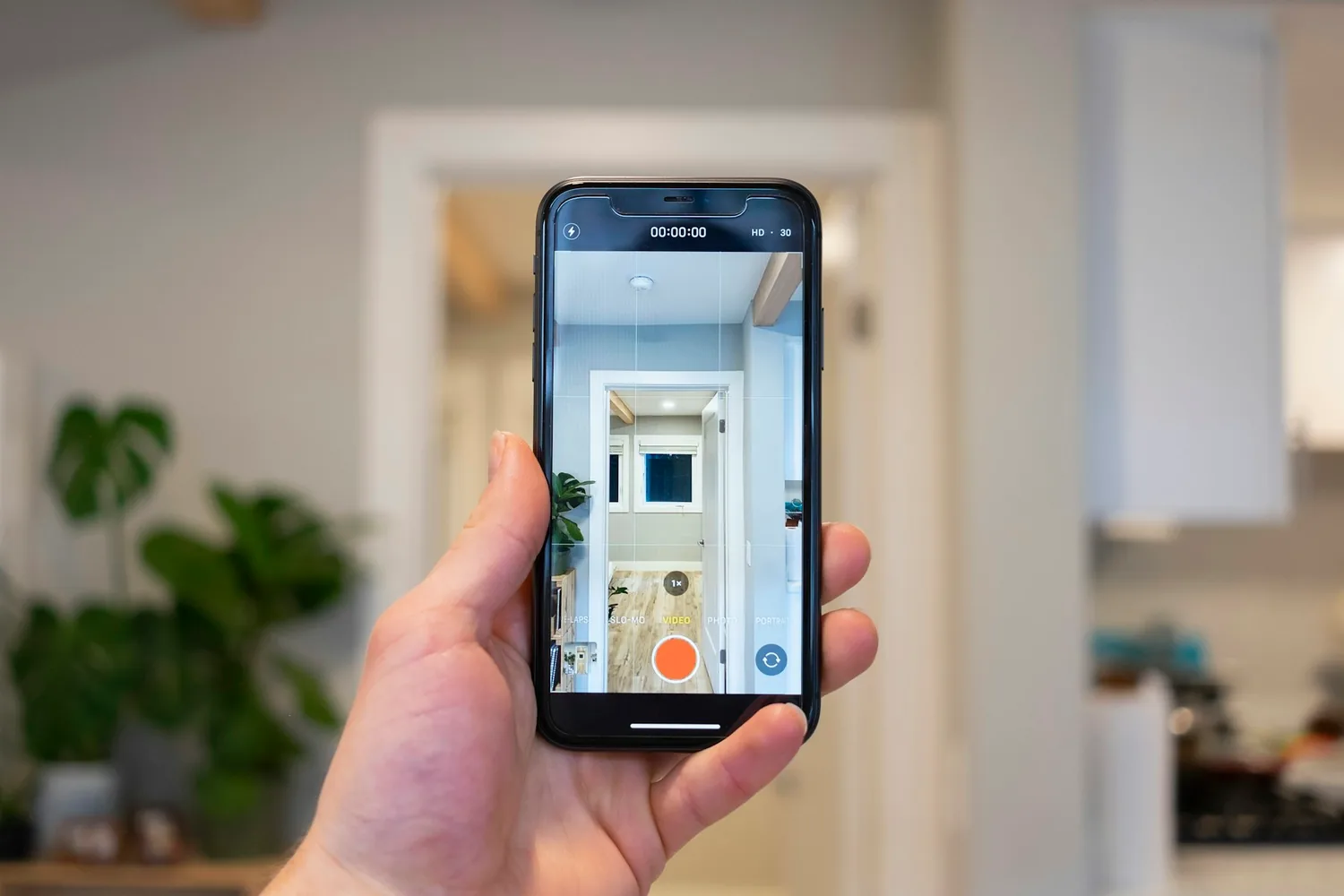 Téléphone tenu à la verticale affichant une vidéo de bien immobilier sous-titrée