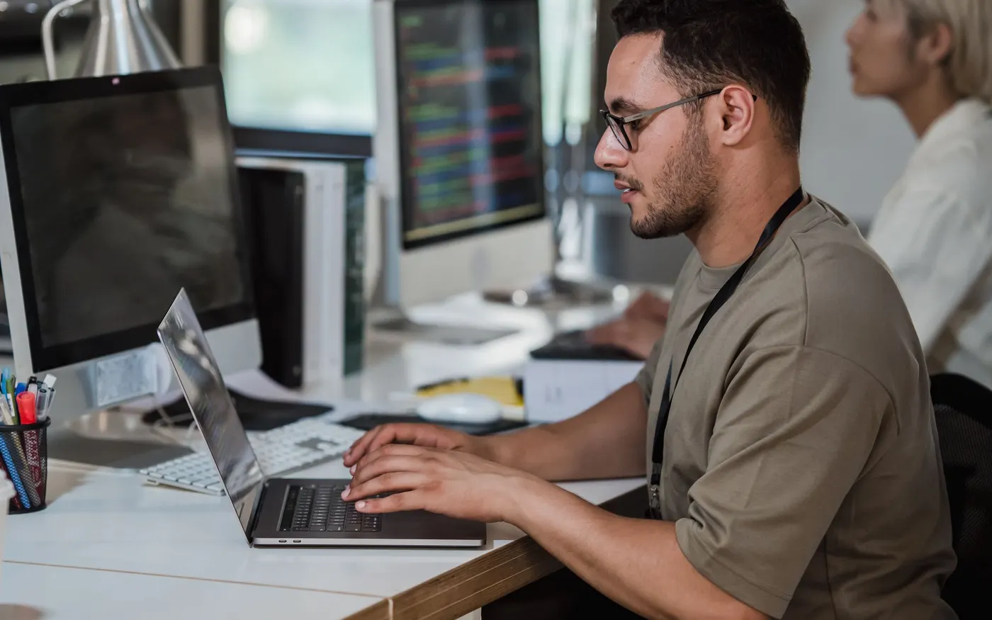 Un poste de travail à plusieurs écrans dans un studio web