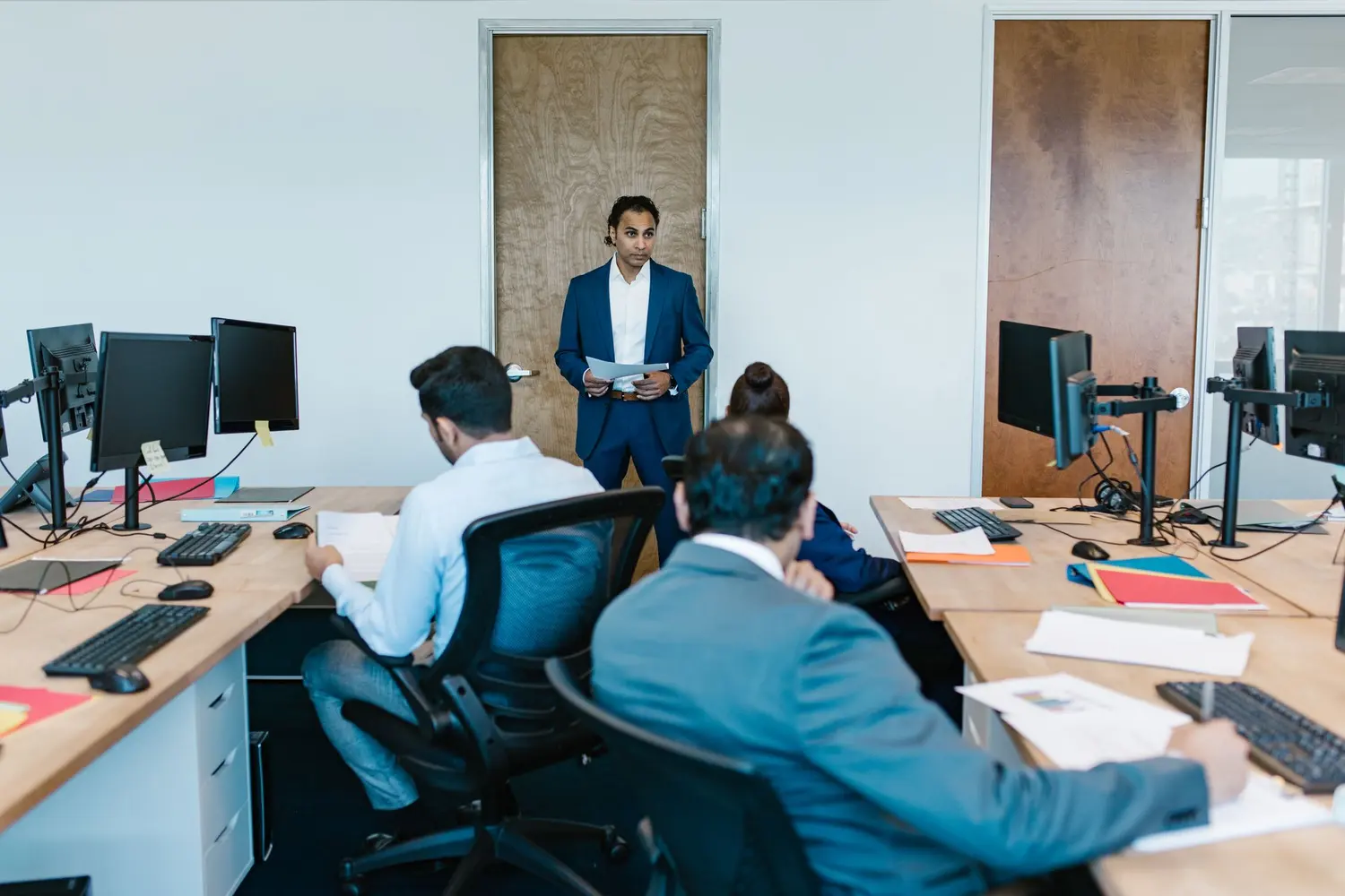 Une équipe d’agence au travail devant ses écrans