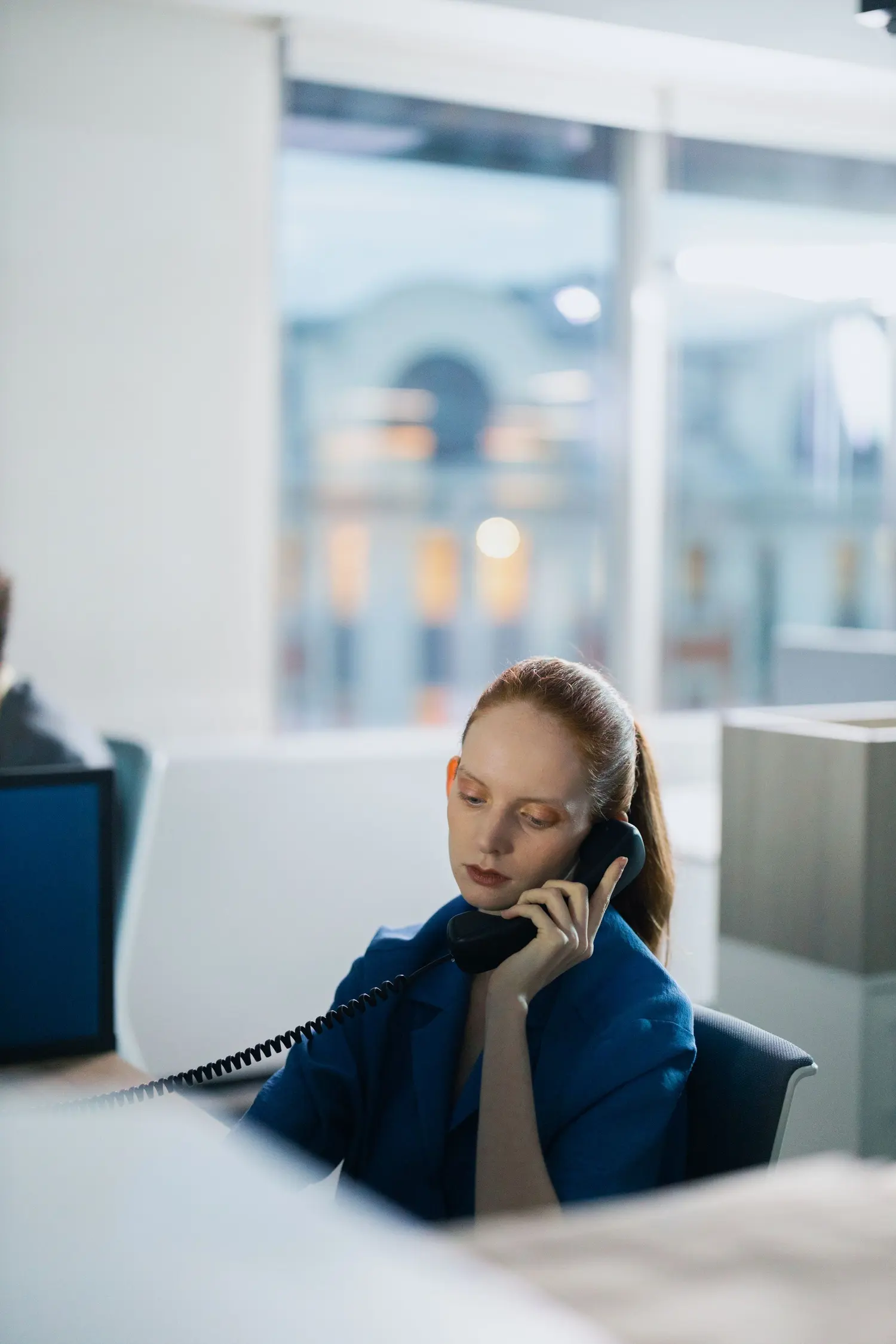 Une professionnelle au téléphone à son poste de travail