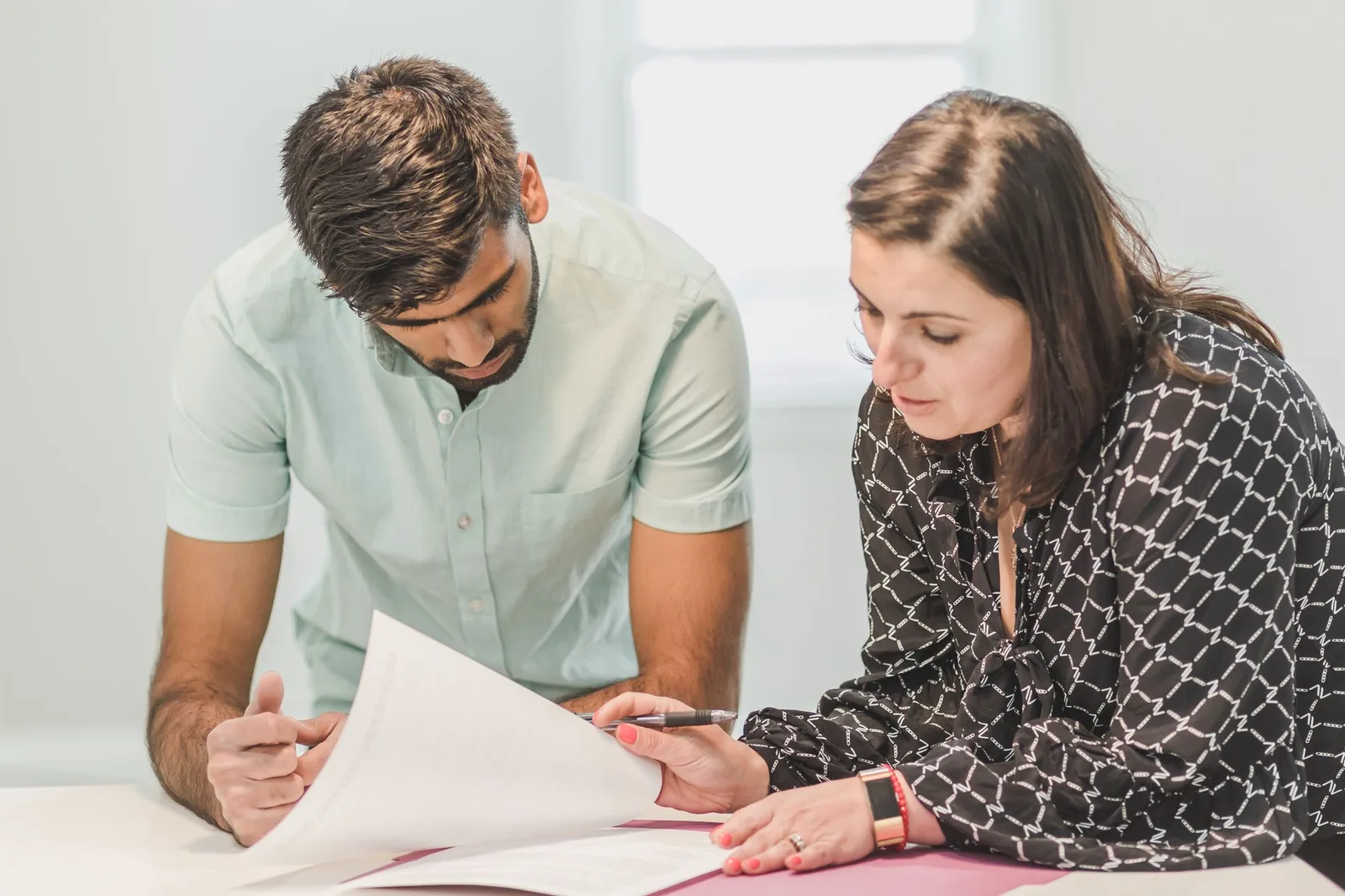 Un document de travail lu et annoté sur un bureau
