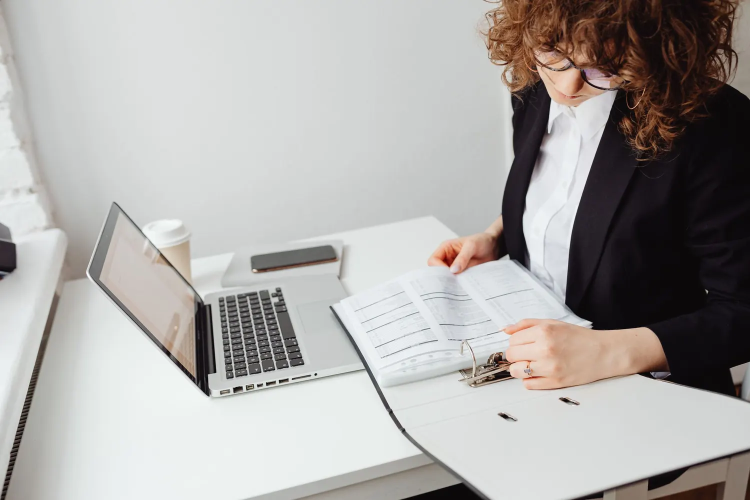 Des dossiers classés dans un meuble de rangement de bureau