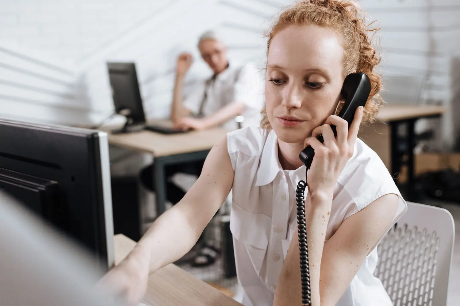 Une professionnelle au téléphone dans un bureau clair