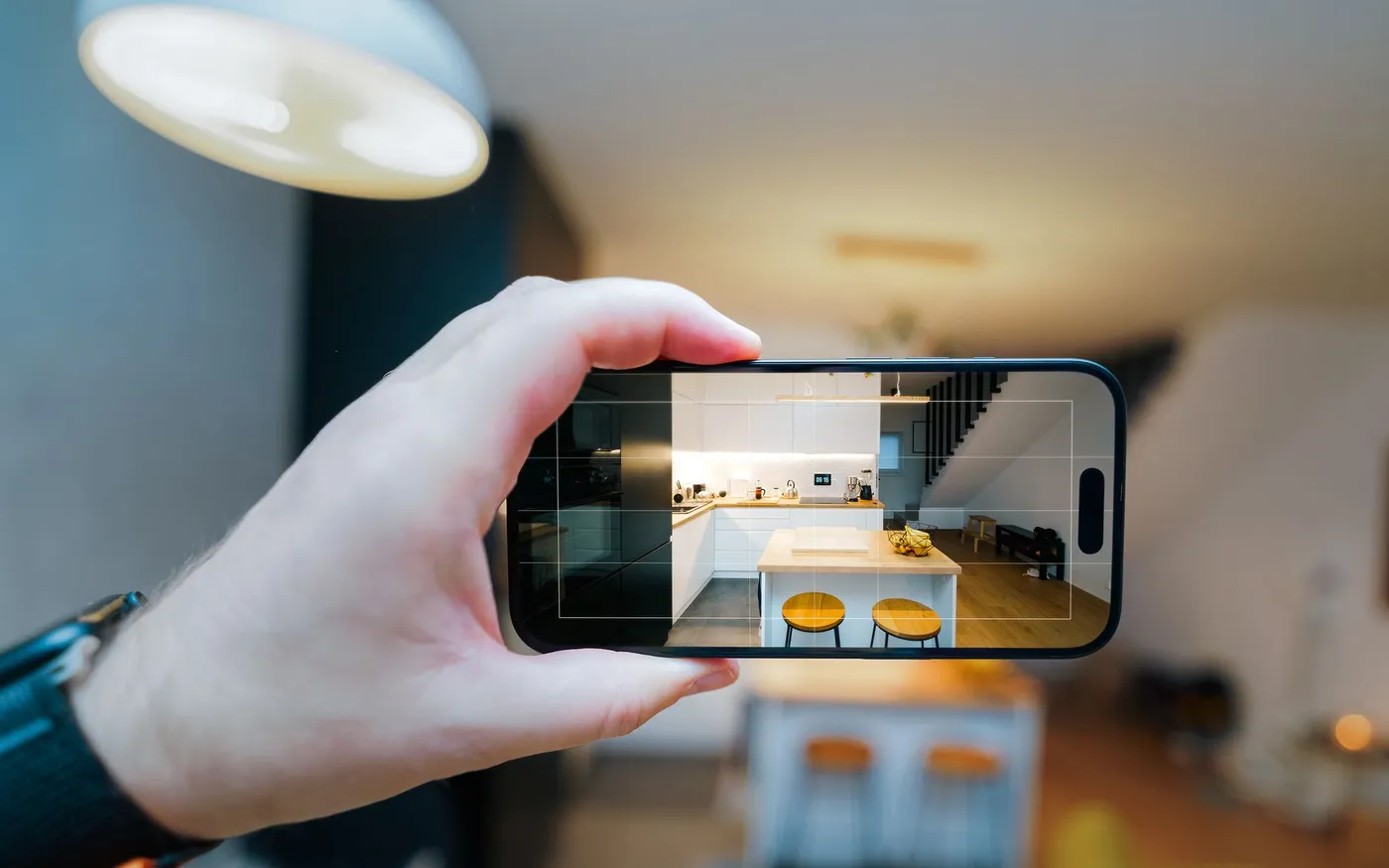 Un téléphone filme une cuisine ouverte pendant une visite