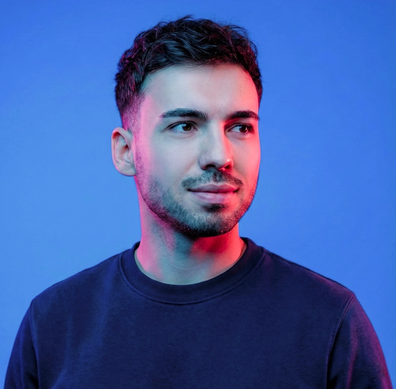 Florian Berthoud, fondateur de Kappn Agency, portrait sur fond bleu