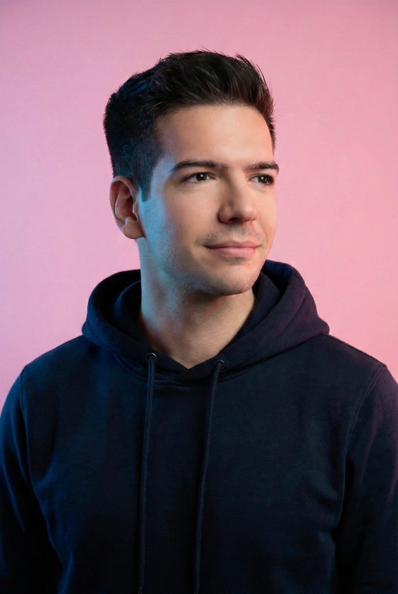 Thomas, cofondateur de Kappn Agency, portrait sur fond rose